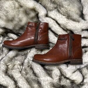 Frye Veronica Seam Short Zipper Size 7 Leather Moto Boots